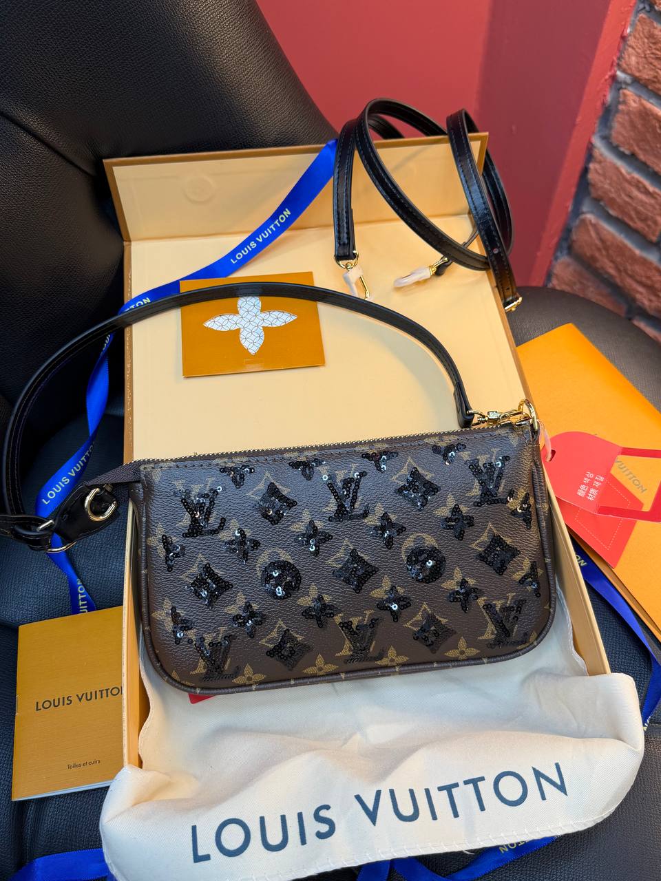 Pochette Accessoires - (Video)